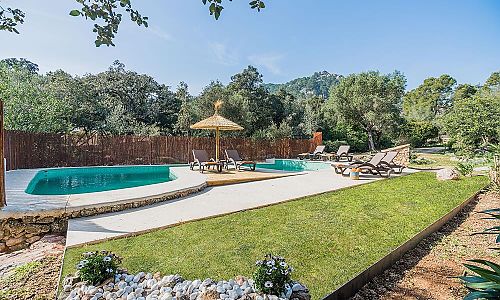 Pool mit Rasenfläche und Sonnenliegen