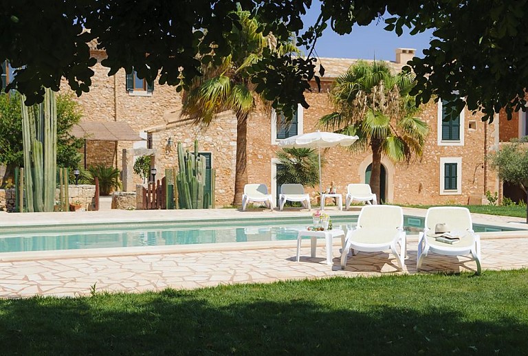 Schatten am Poolbereich vor der Finca