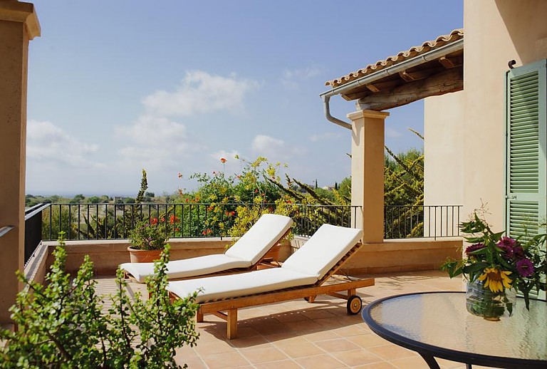 Terrasse mit Weitblick und Sonnenliegen