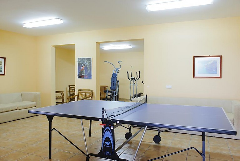 Tischtennisplatte und Fitnessraum