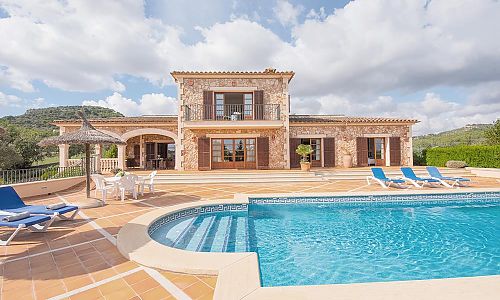 Finca mit Poolbereich und Sonnenliegen