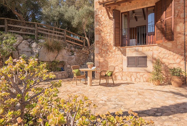 Terrasse und Pflanzen vor der Finca