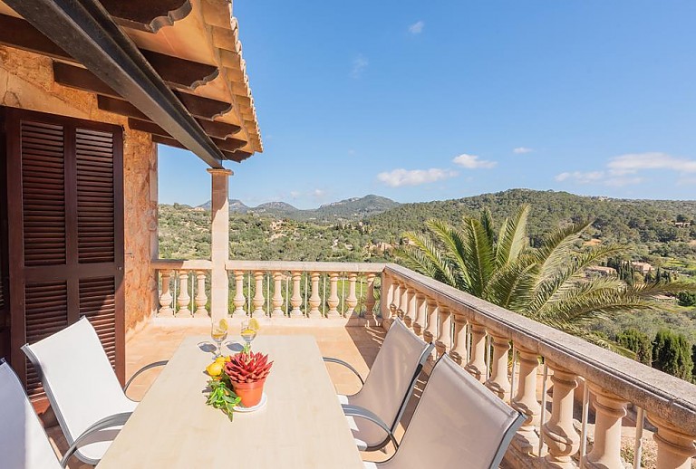 Balkon mit Weitblick und Esstisch