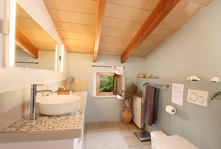 Badezimmer mit WC und Waschbecken