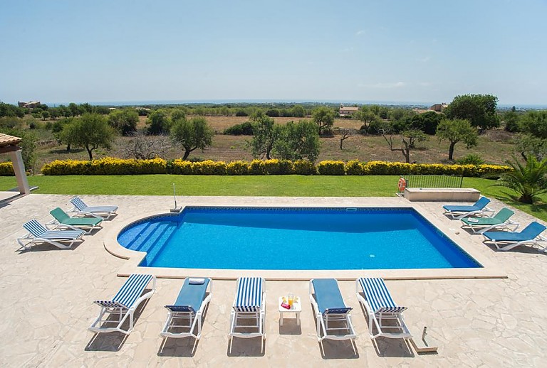 Pool mit Sonnenliegen und Weitblick