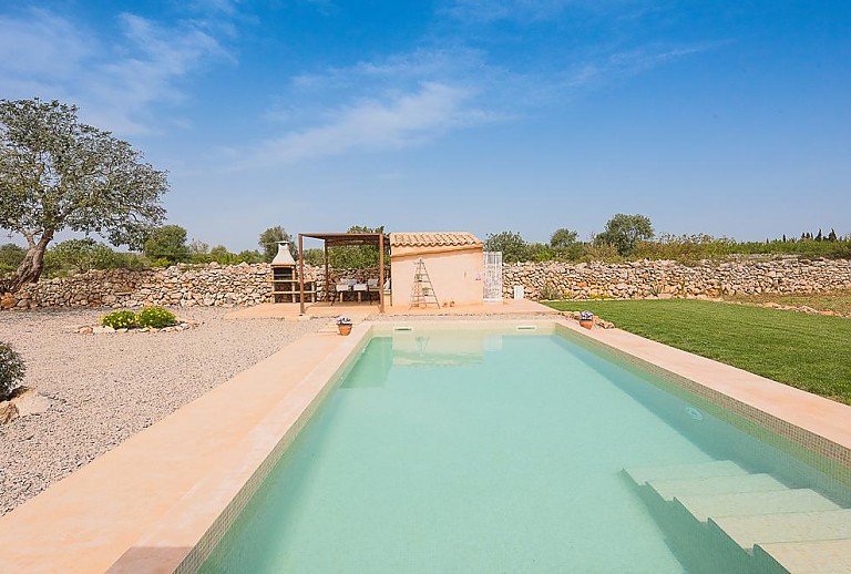 Poolbereich vor der Finca mit Blick auf den Grill