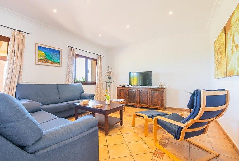 Wohnzimmer mit Couch und Fernseher