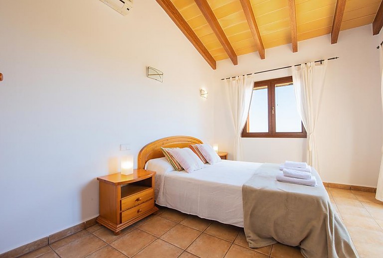 Schlafzimmer mit Doppelbett und Fenster