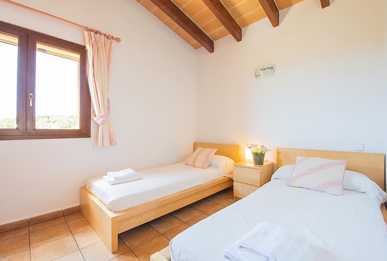 Schlafzimmer mit Einzelbett und Fenster