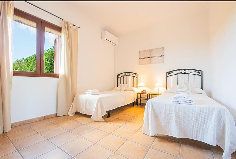 Schlafzimmer mit Einzelbetten und Klimaanlage