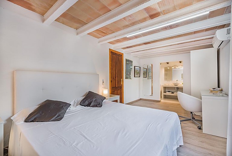 Schlafzimmer mit Doppelbett und Schreibtisch