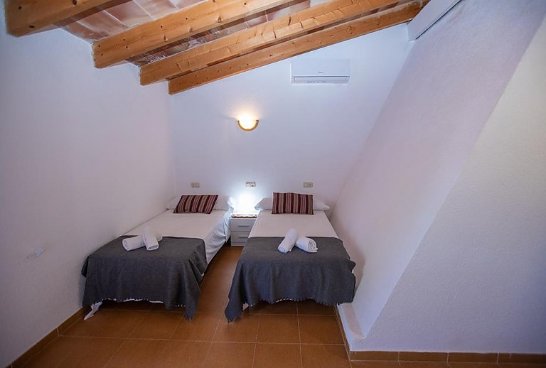 Schlafzimmer mit Einzelbetten und Klimaanlage