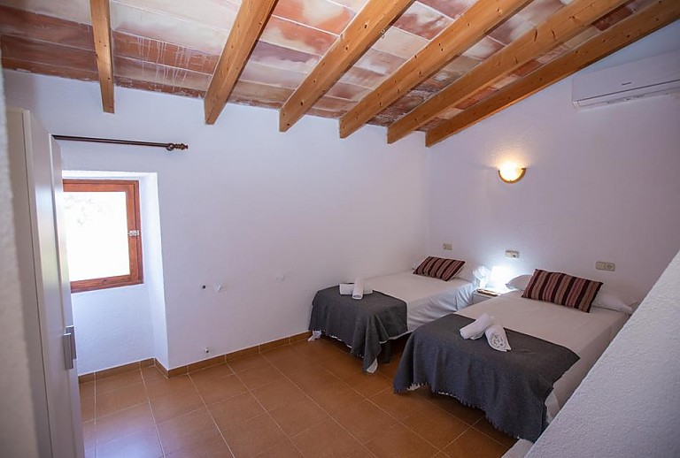 Schlafzimmer mit Einzelbetten und Fenster
