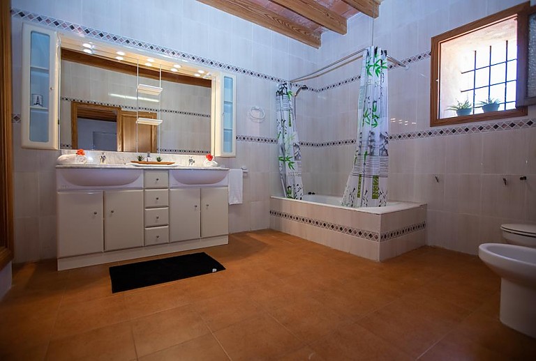 Bad mit Dusche und Badewanne