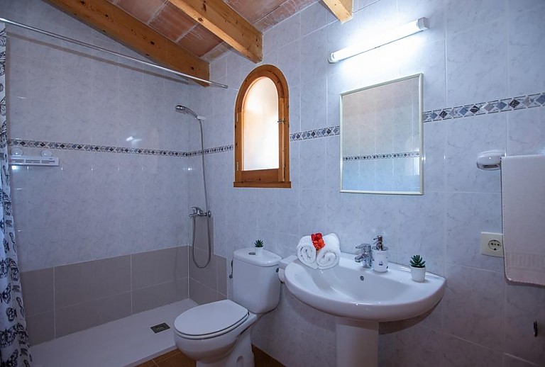 Badezimmer mit Badewanne und Dusche
