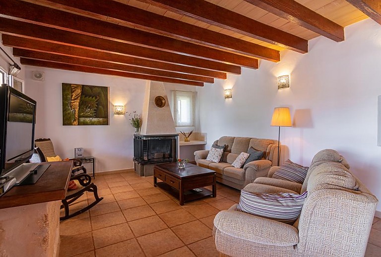Wohnzimmer mit Kamin und Sessel