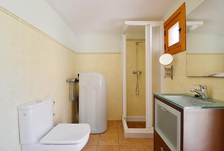 Badezimmer mit Dusche und WC