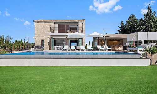 Finca mit Pool und Sonnenliegen