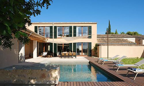 Ferienhaus mit Pool und Sonnenliegen