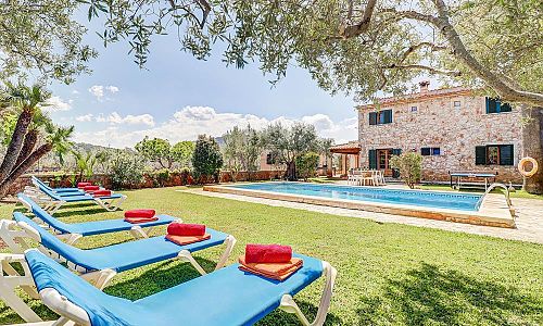 Sonnenliegen auf dem Rasen am Pool