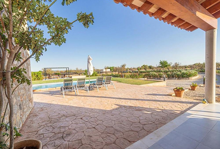 Terrasse mit Blick auf den Pool