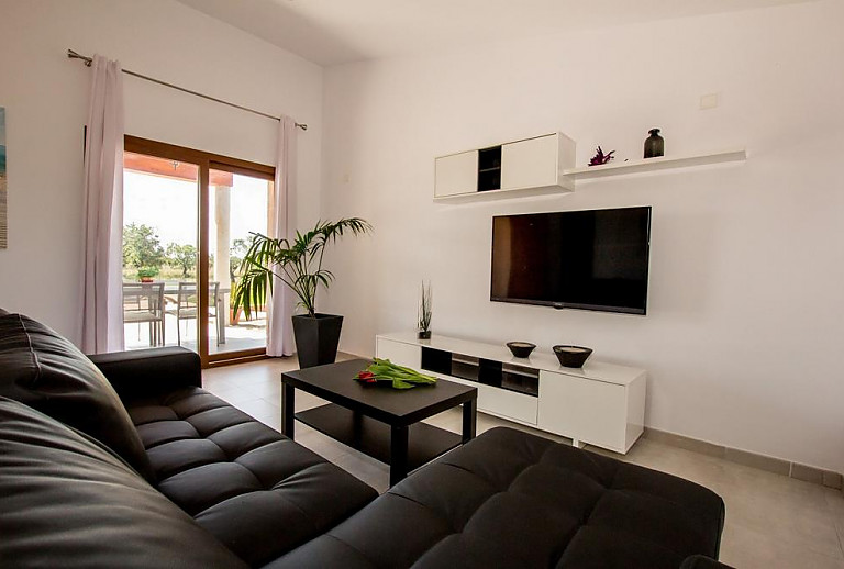 Wohnzimmer mit Fernseher und Couch
