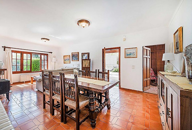 Esstisch mit Stühlen im Wohnzimmer