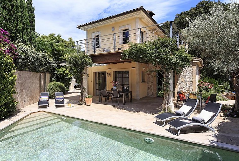 Ferienhaus mit Pool und Sonnenliegen