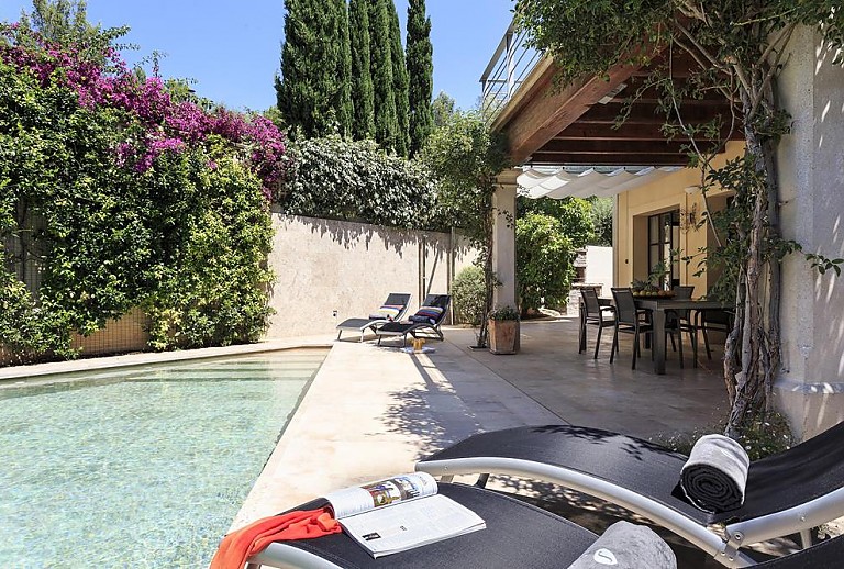 Sonnenliegen am Pool im Außenbereich
