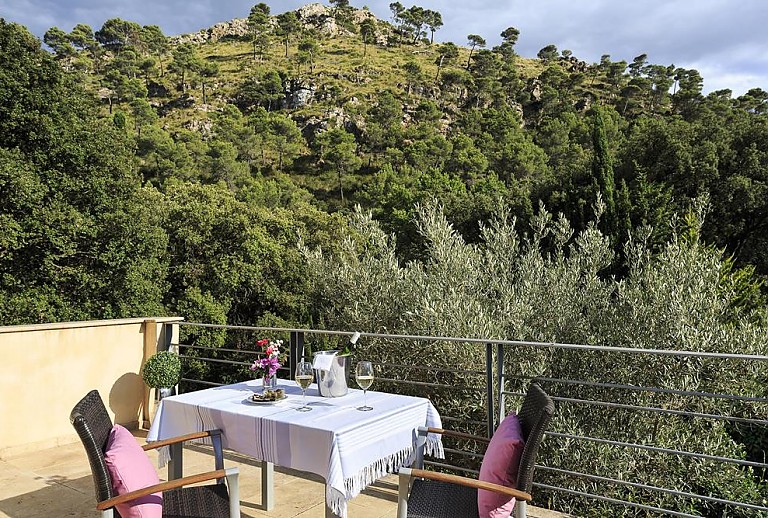 Tisch auf der Terrasse mit Ausblick