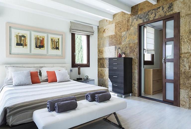 Schlafzimmer mit Doppelbett und Kommode