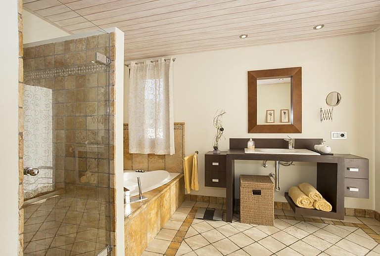Badezimmer mit Dusche und Wanne