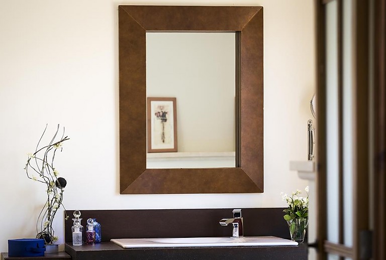 Badezimmer mit Waschbecken und Spiegel