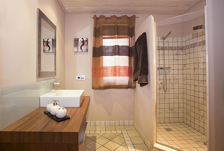 Badezimmer mit Dusche und Fenster