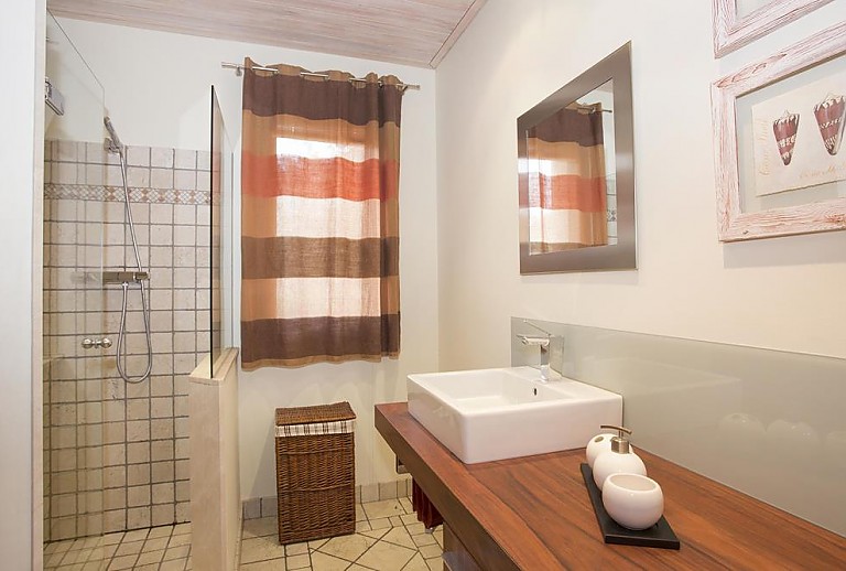 Badezimmer mit Dusche und Waschbecken