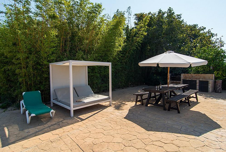 Sonnenliegen im Garten mit Sonnenschirm