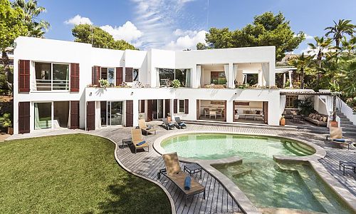 Ferienhaus mit Garten und Pool