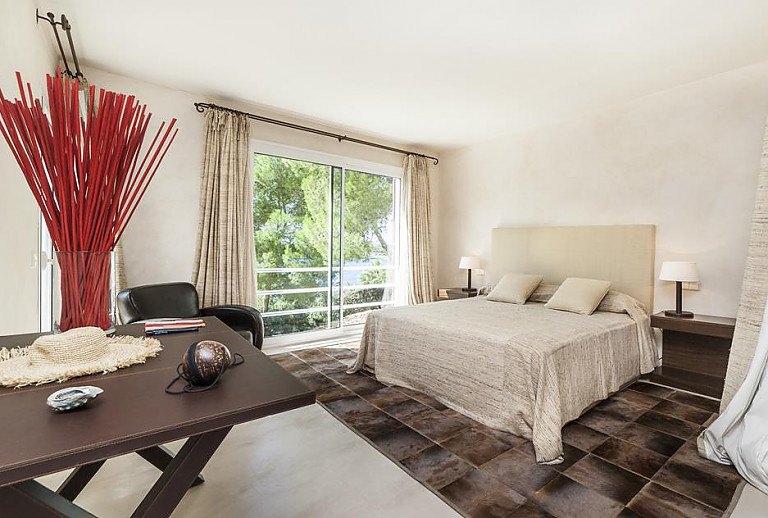 Schlafzimmer mit Doppelbett und Sessel