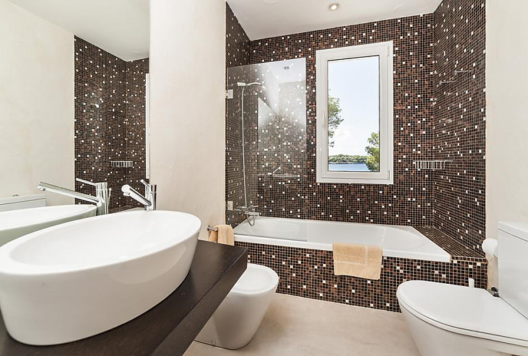 Bad mit Wanne und Waschbecken