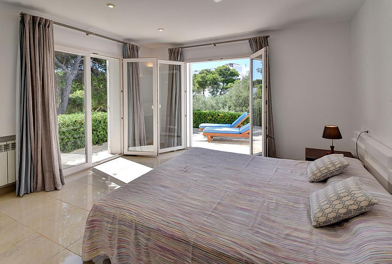 Schlafzimmer mit Einzelbetten und Terrassentür