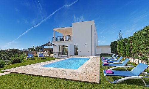 Ferienhaus mit Pool und Rasen