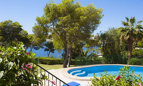 Poolbereich der Finca mit Meerblick