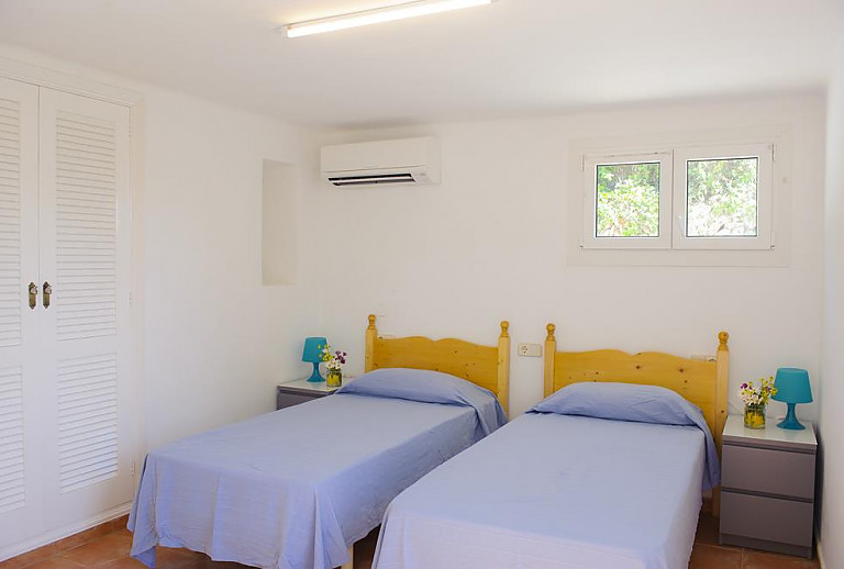 Schlafzimmer mit Einzelbetten und Fenster