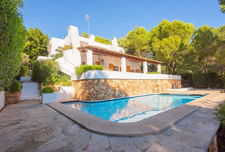 Garten vor dem Ferienhaus mit Pool und Hecken