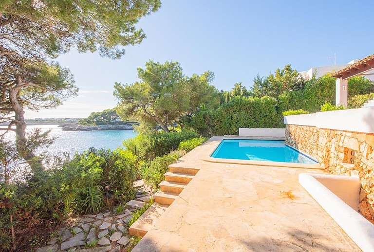 Poolterrasse mit Meerblick