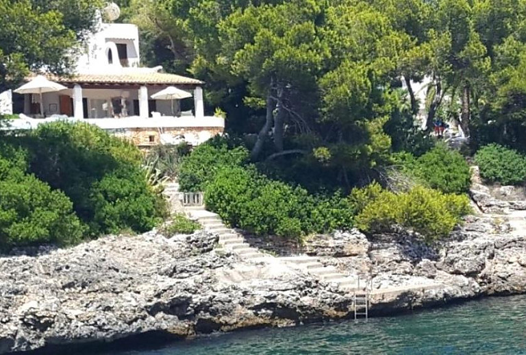 Blick vom Meer auf das Ferienhaus