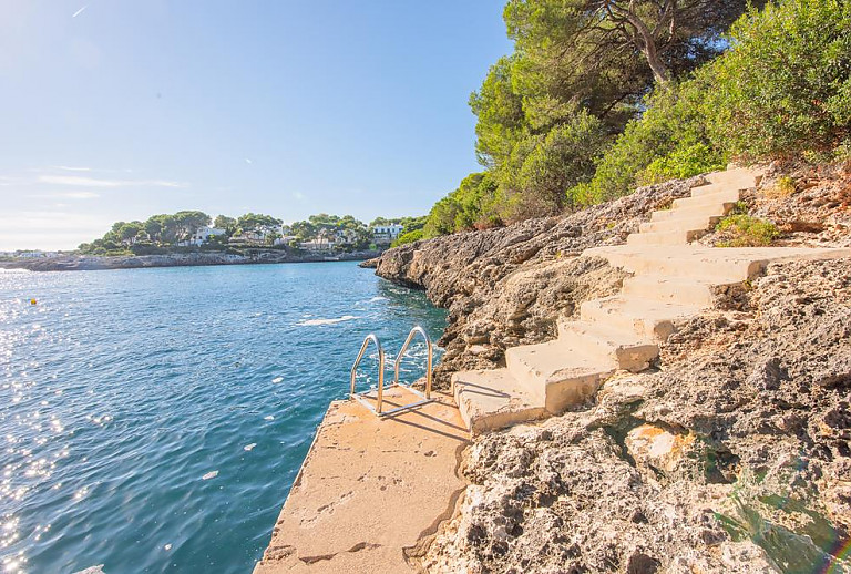 Treppe vom Meer zum Grundstück