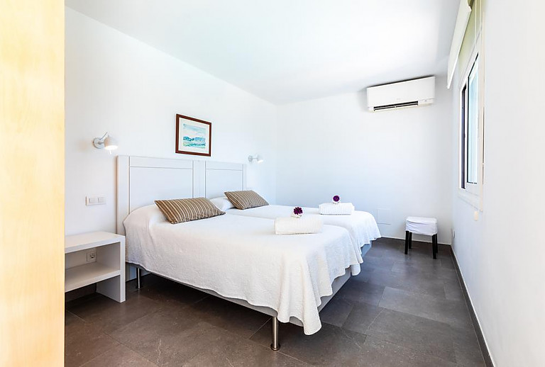 Schlafzimmer mit Einzelbetten und Klimaanlage