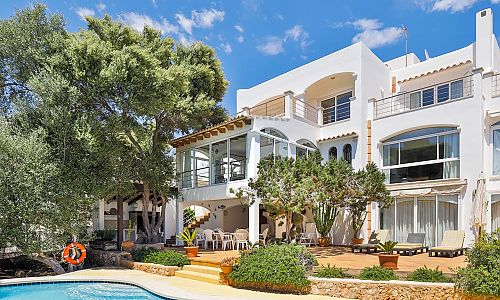 Poolbereich vor dem Ferienhaus mit Bäumen