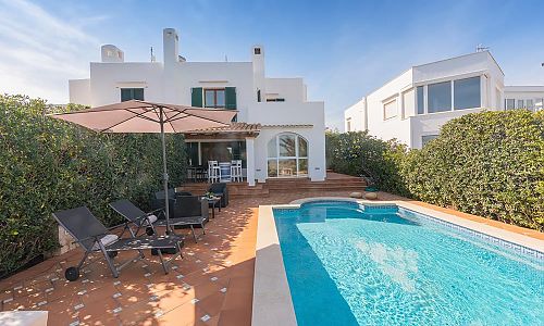 Ferienhaus mit Pool Hecke und Sonnenliegen